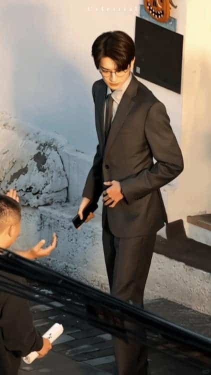 男明星林一《脱轨》眼镜西装照高清图片 大长腿身材好绝！_2