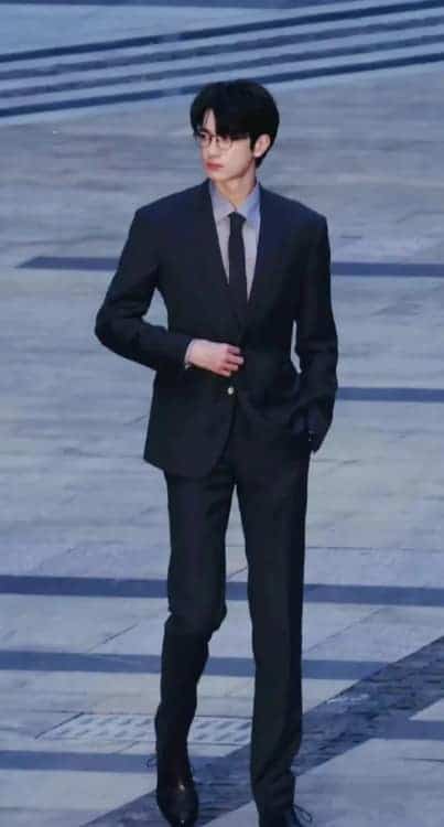男明星林一《脱轨》眼镜西装照高清图片 大长腿身材好绝！_3