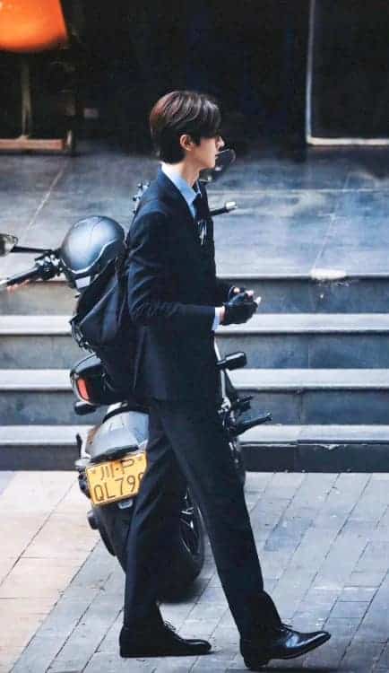 男明星林一《脱轨》眼镜西装照高清图片 大长腿身材好绝！_5