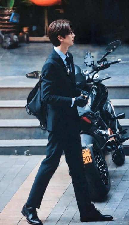 男明星林一《脱轨》眼镜西装照高清图片 大长腿身材好绝！_6