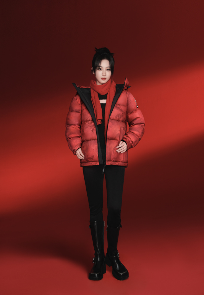 杨紫波司登龙年联名系列羽绒服太漂亮了_1
