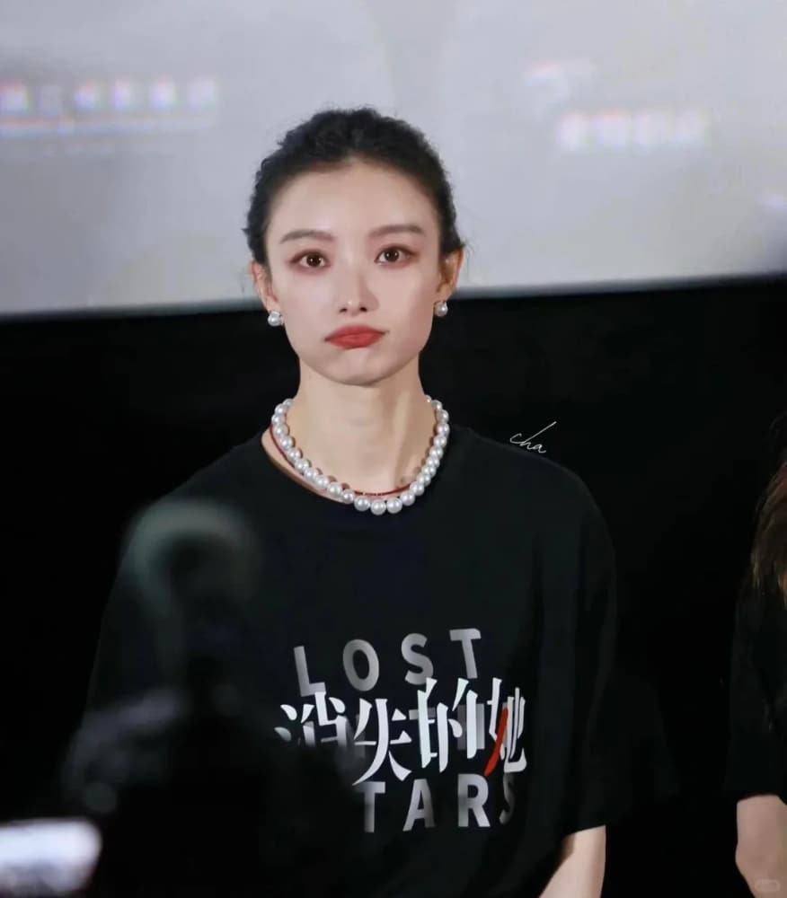 倪妮爱迪生珍珠耳钉图片，爱迪生珍珠适合方圆脸_1