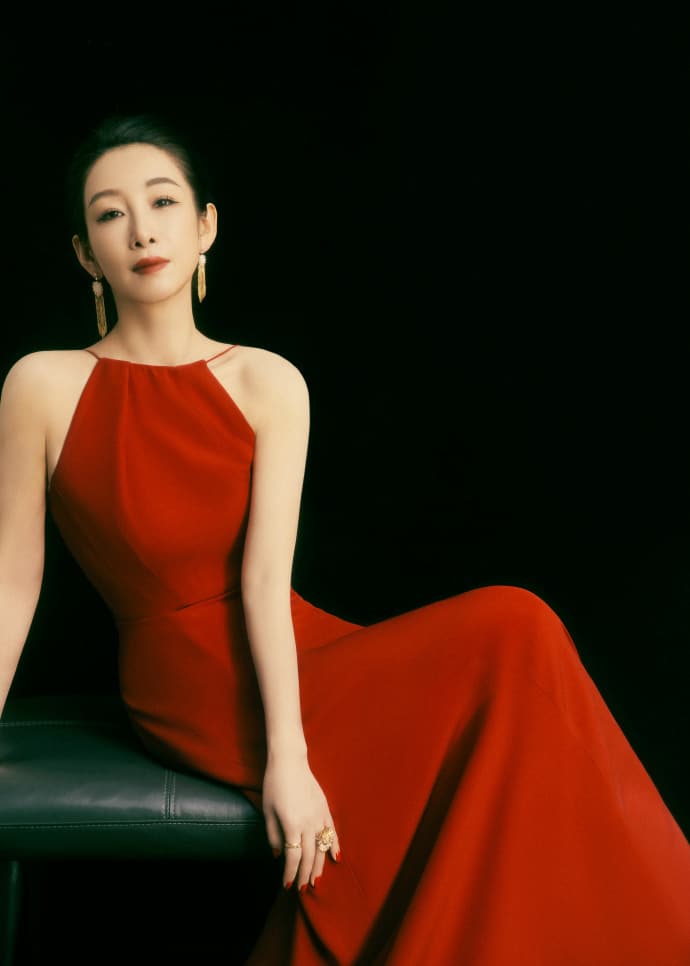 秦海璐穿了吊带红裙优雅写真图片_3
