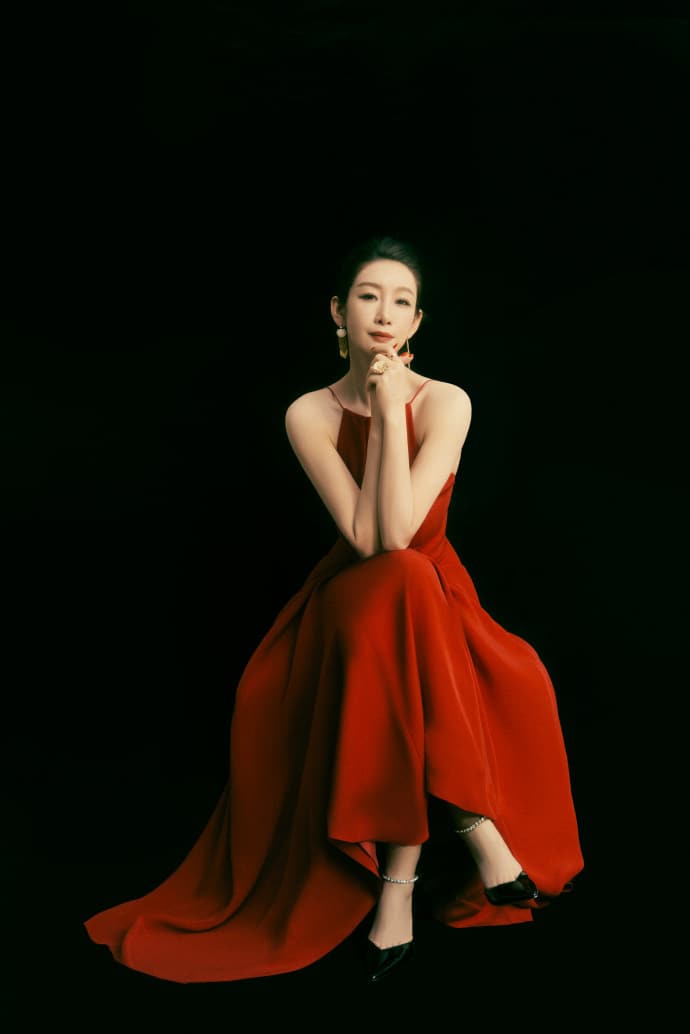 秦海璐穿了吊带红裙优雅写真图片_5