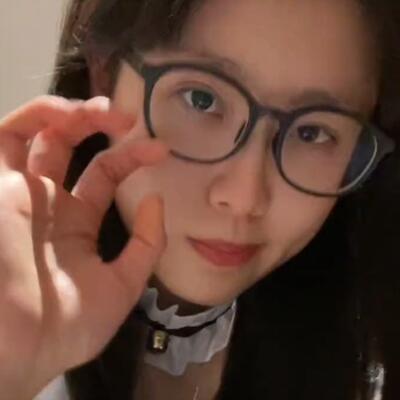 女仆装妹子用腿夹开榴莲，剥榴莲的新方法