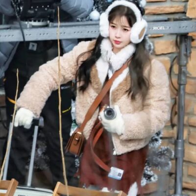 虞书欣毛绒外套韩系学院穿搭图片