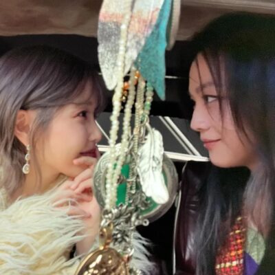 汤唯和IU合照图片，IU汤唯互送手写信
