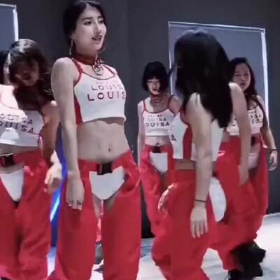我可以穿着开裆裤去上学吗?学舞蹈的真可以？