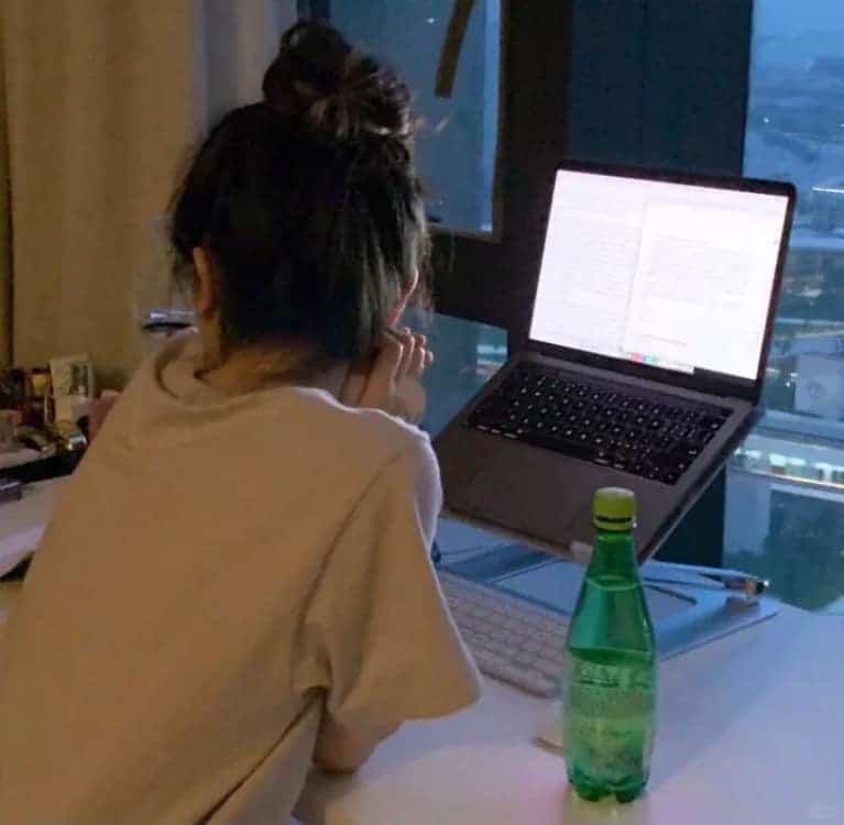 大学生喜欢的忧郁伤感女生头像 ins风真人女头_3