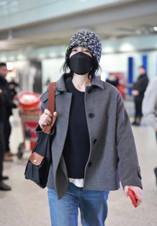 王菲谢霆锋日本旅行回国机场同框，菲姐穿搭引发关注_4
