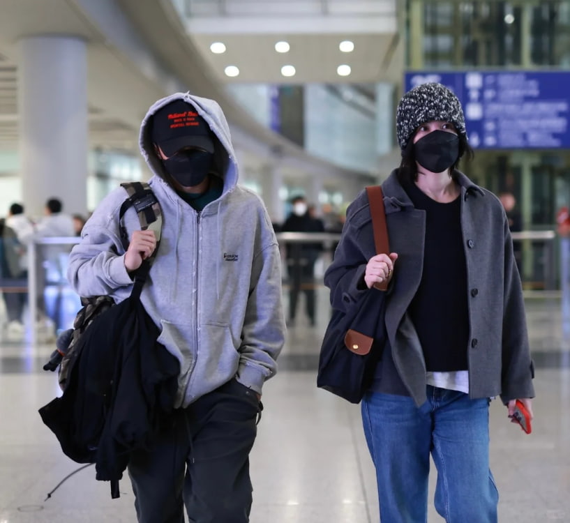 王菲谢霆锋日本旅行回国机场同框，菲姐穿搭引发关注_5