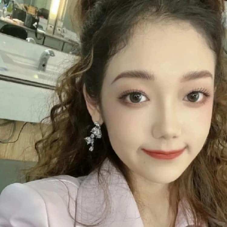 年轻女孩希林娜依·高真人照片头像图_1