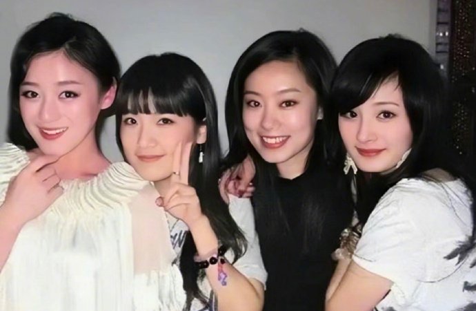 杨幂张小斐袁姗姗合照曾经是一个宿舍的_1