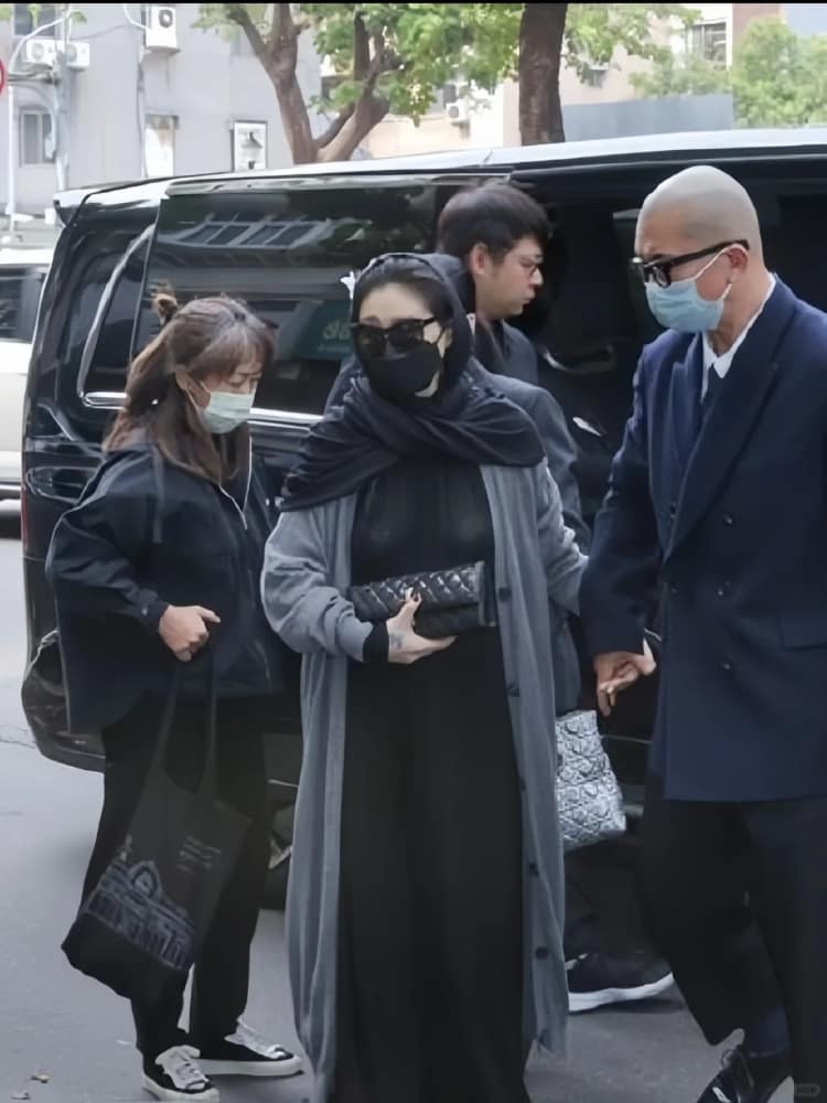 大s穿透视装穿搭参加葬礼高清图片