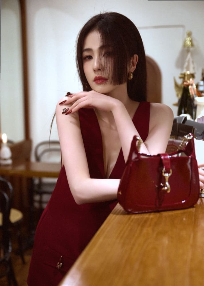 白鹿 安可拉红深V连体裤来自GUCCI ​_7