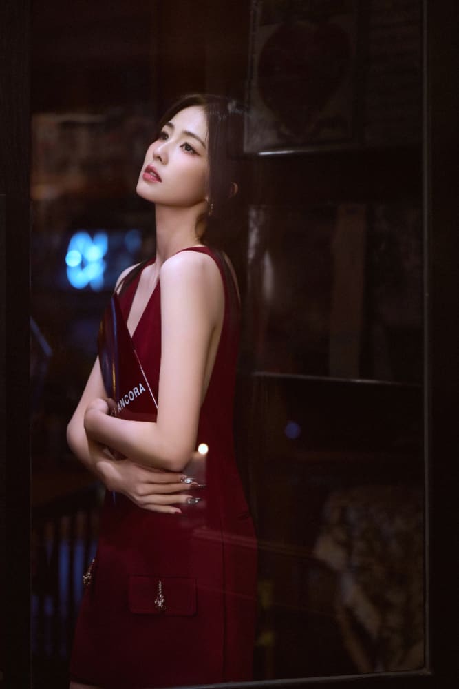 白鹿 安可拉红深V连体裤来自GUCCI ​_8