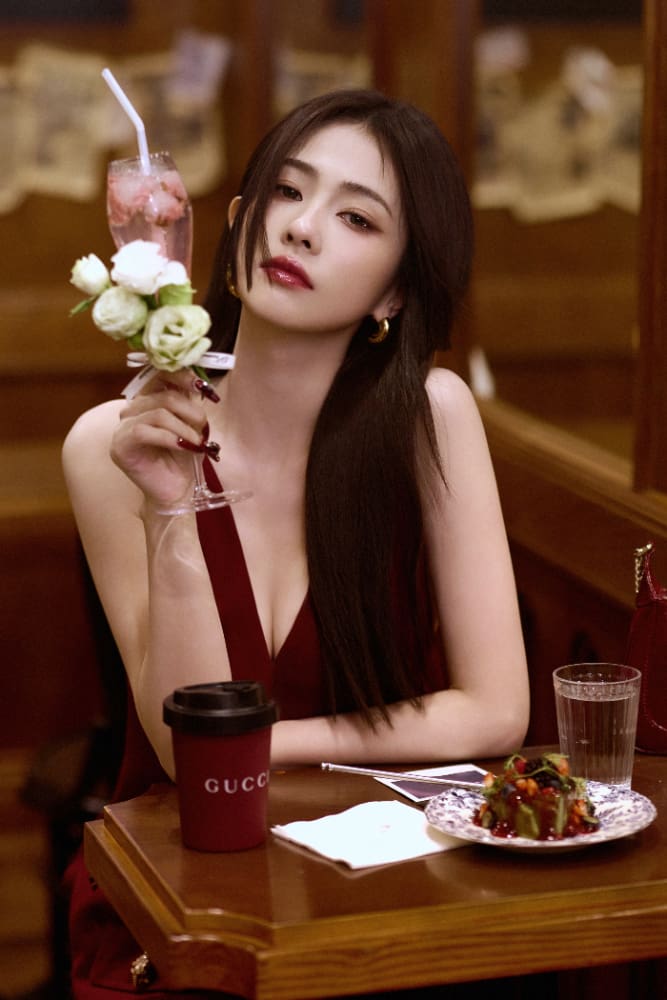 白鹿 安可拉红深V连体裤来自GUCCI ​_9