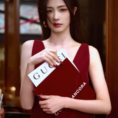 白鹿 安可拉红深V连体裤来自GUCCI ​