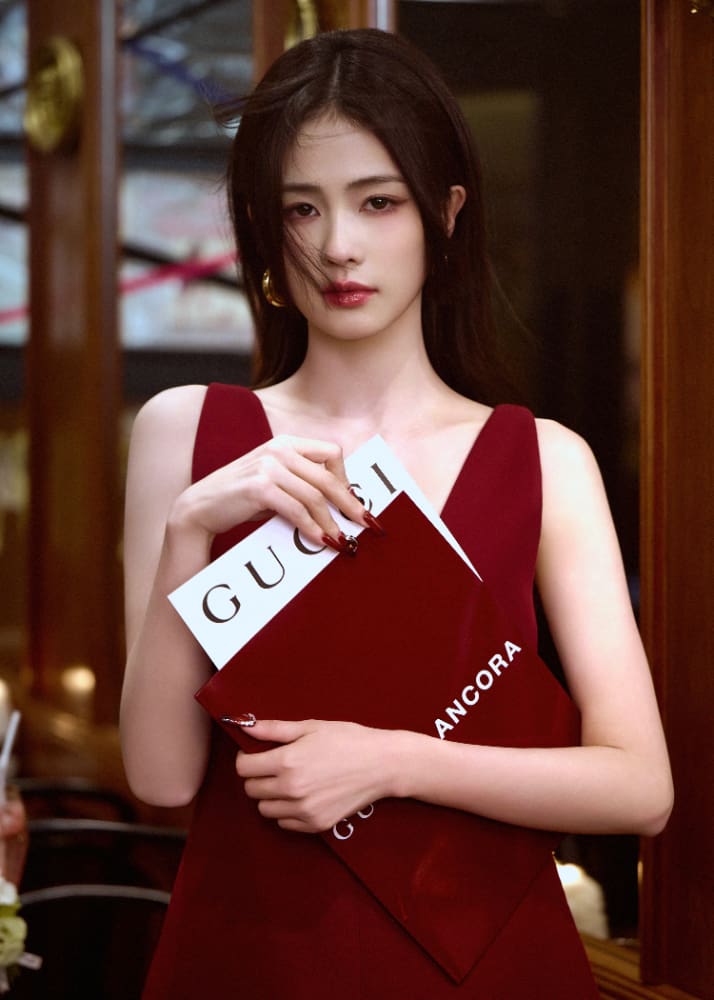白鹿 安可拉红深V连体裤来自GUCCI ​_11