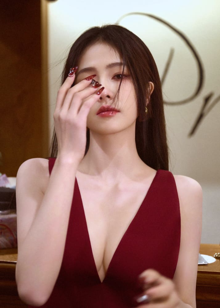 白鹿 安可拉红深V连体裤来自GUCCI ​_12