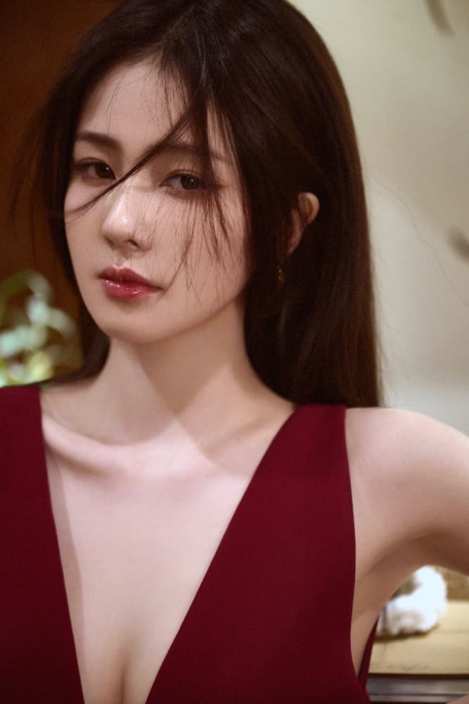 白鹿 安可拉红深V连体裤来自GUCCI ​_14