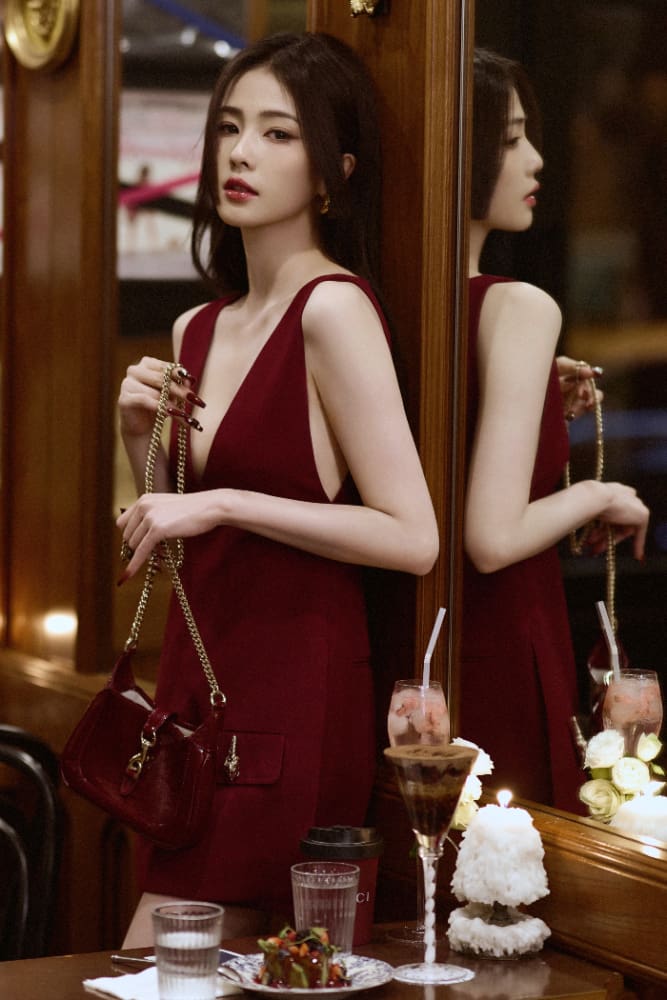 白鹿 安可拉红深V连体裤来自GUCCI ​_15