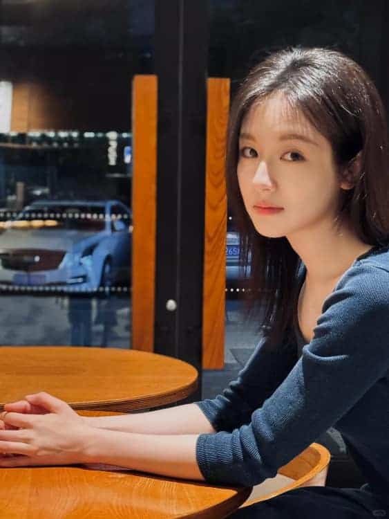 黑色长发李兰迪邻家姐姐氛围感微信头像_3