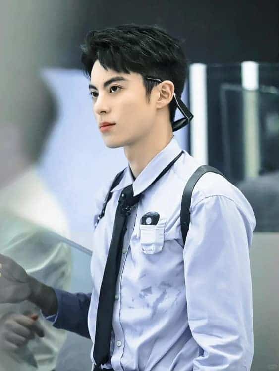 王鹤棣密室逃脱蓝色制服造型高清图_4