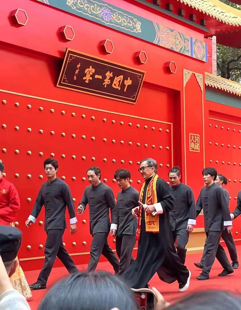 大哥老了成龙头发胡子白了图片_2