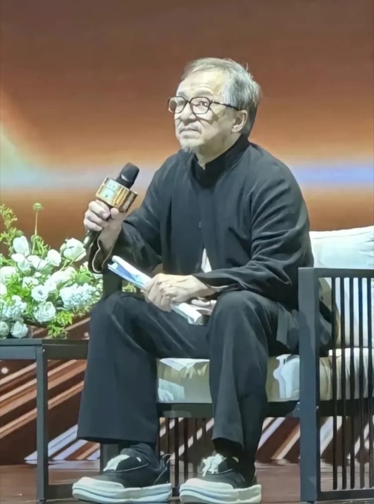 大哥老了成龙头发胡子白了图片_3