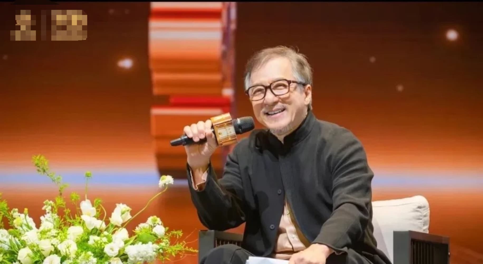 大哥老了成龙头发胡子白了图片_4