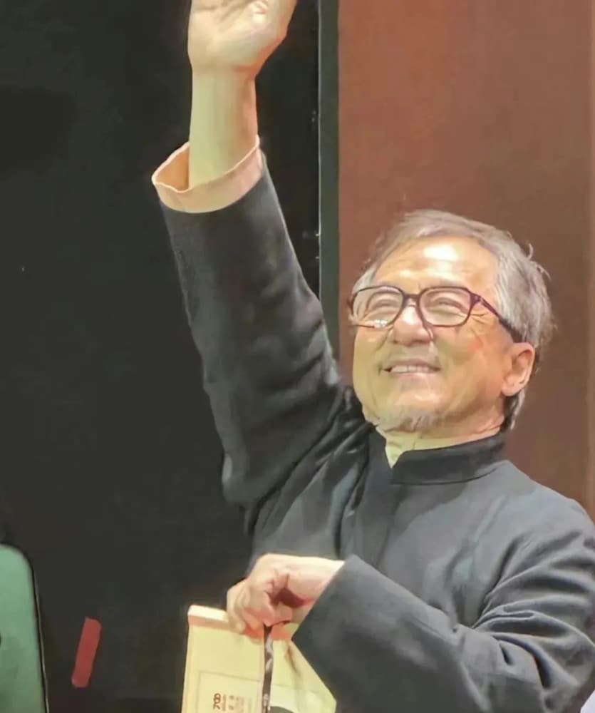 大哥老了成龙头发胡子白了图片_5