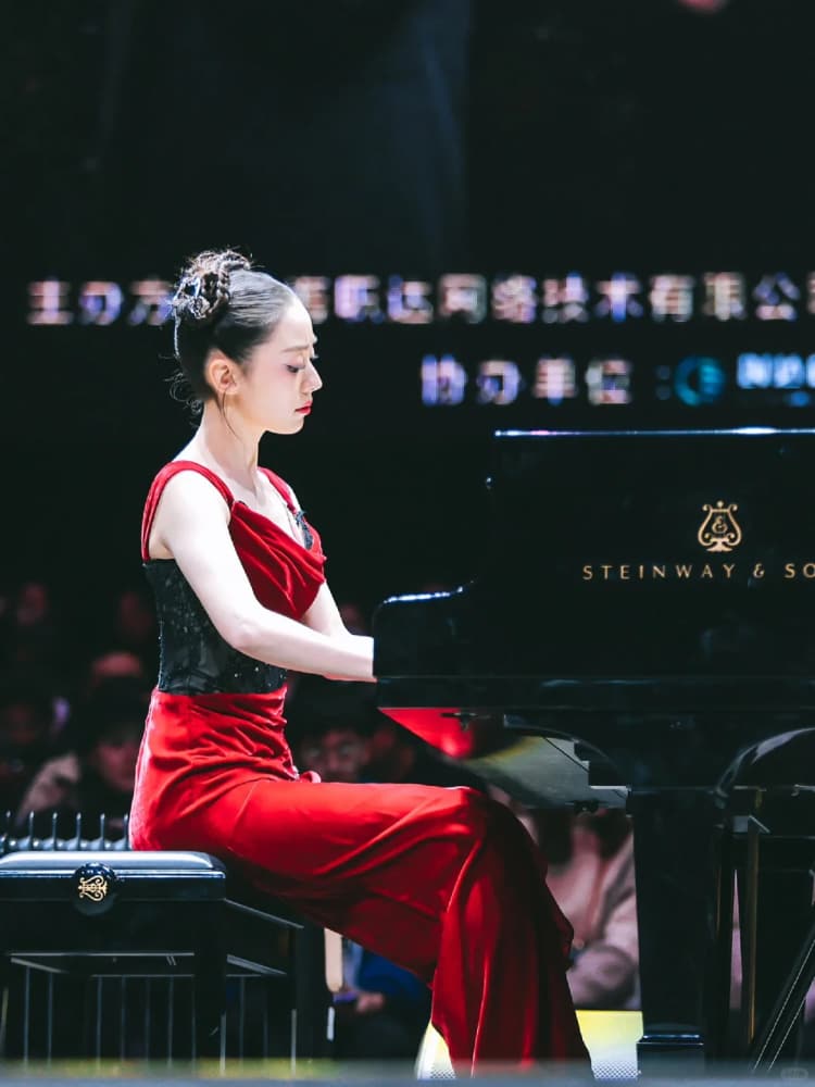 朗朗老婆吉娜·爱丽丝惊艳的照片_6