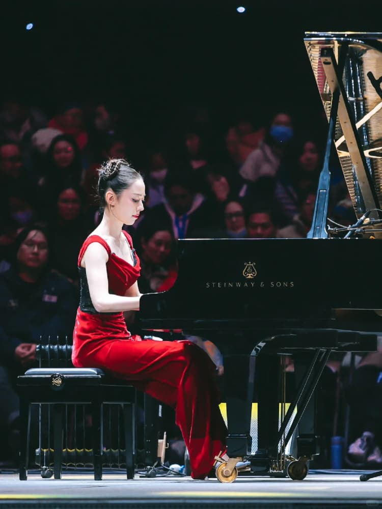 朗朗老婆吉娜·爱丽丝惊艳的照片_9