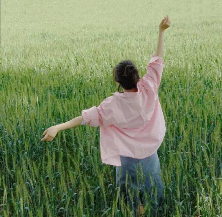 春日氛围感女生不露脸背影微信头像_2