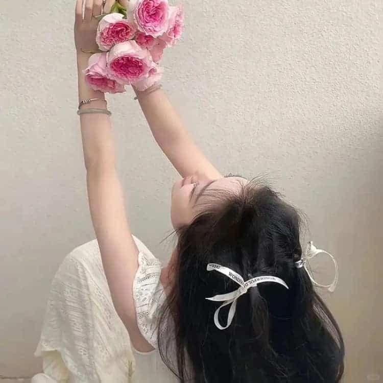 春日氛围感女生不露脸背影微信头像_5