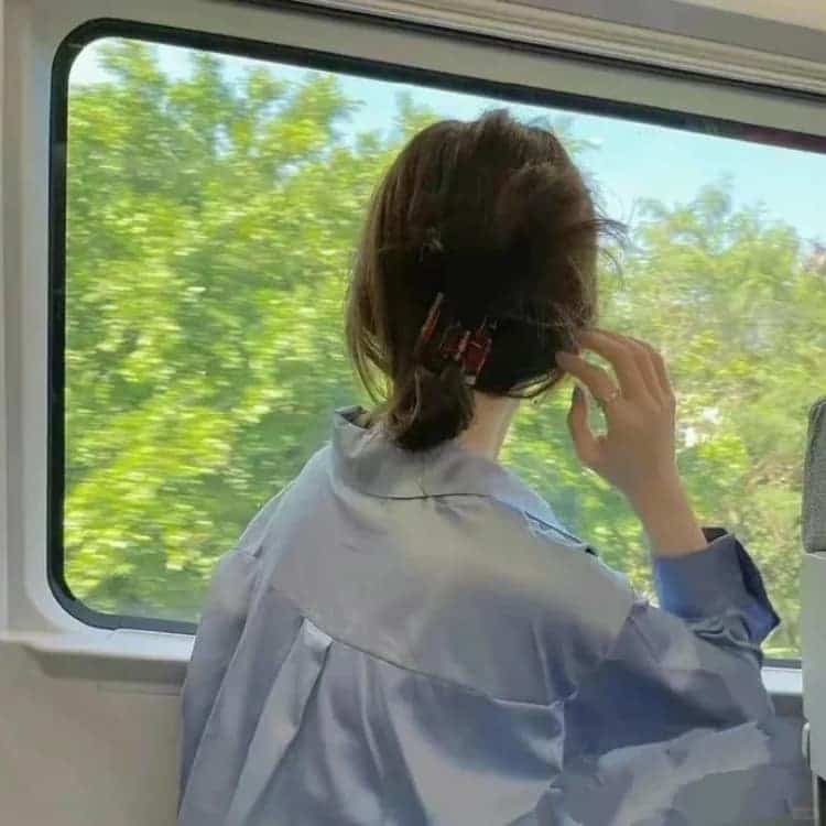 春日氛围感女生不露脸背影微信头像_7