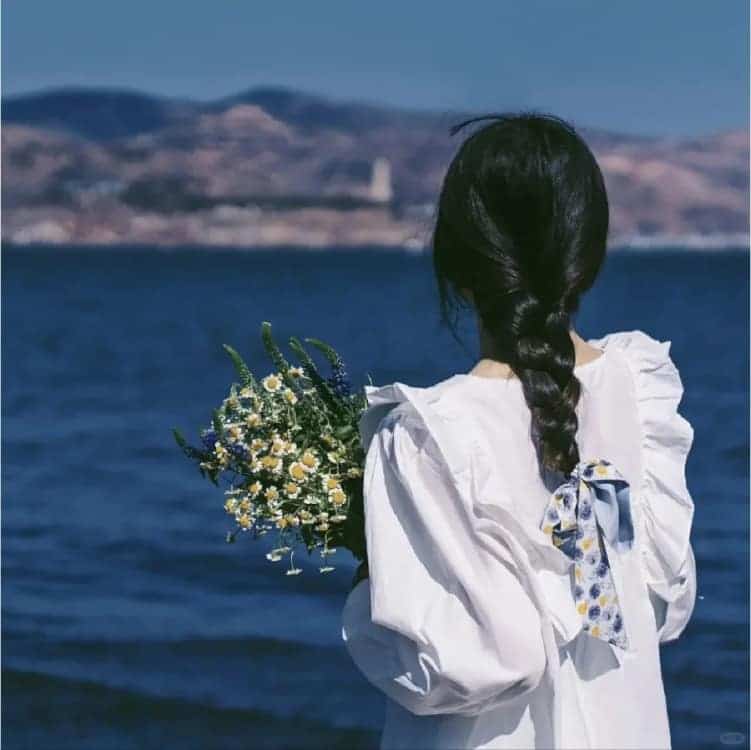 春日氛围感女生不露脸背影微信头像_11