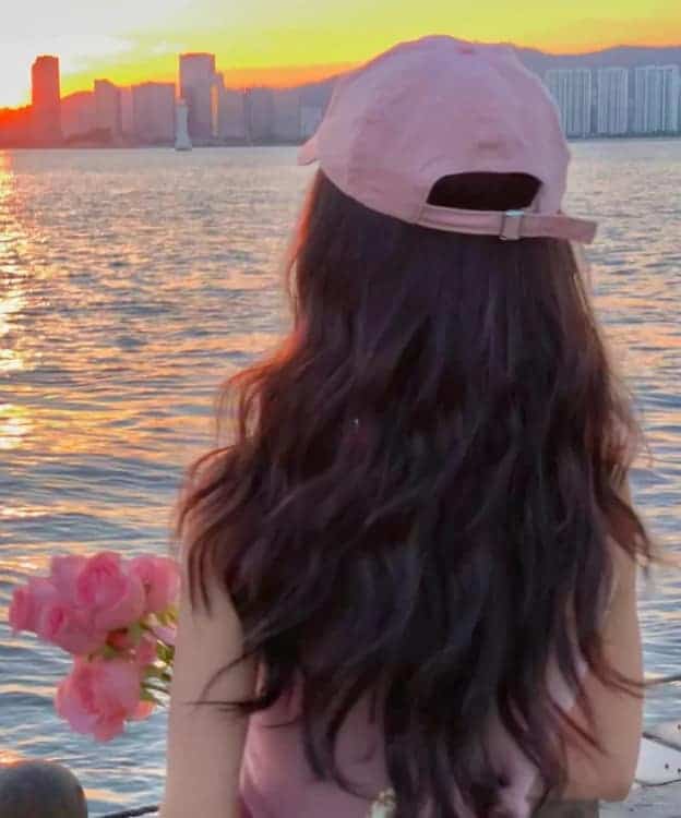 春日氛围感女生不露脸背影微信头像_12