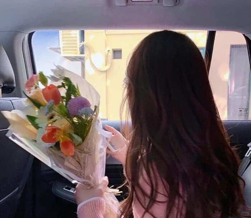 春日氛围感女生不露脸背影微信头像_13