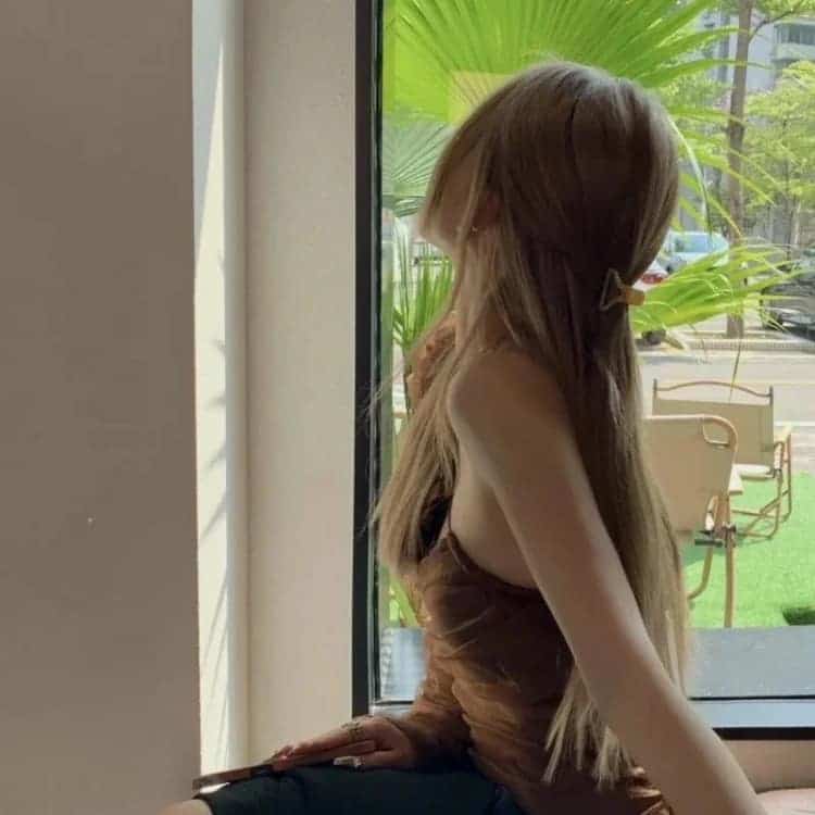 春日氛围感女生不露脸背影微信头像_16