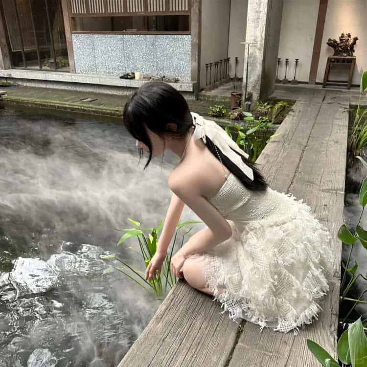 春日氛围感女生不露脸背影微信头像_19