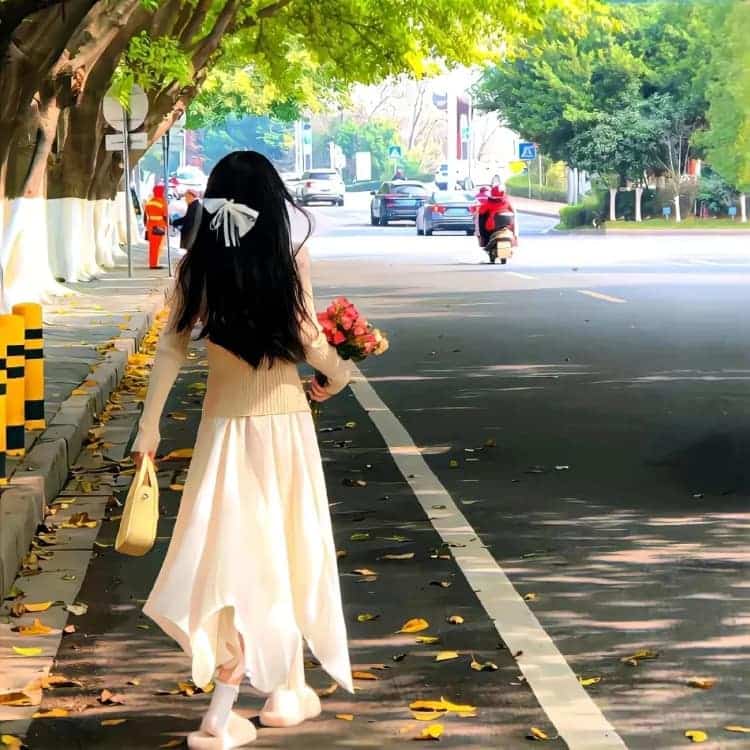 春日氛围感女生不露脸背影微信头像_22