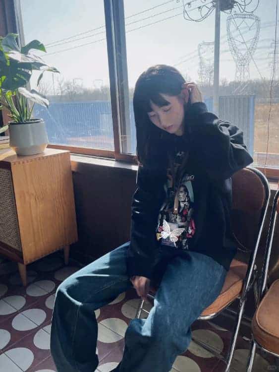 王玉雯新发型黑色长发刘海侧颜高清照片_1