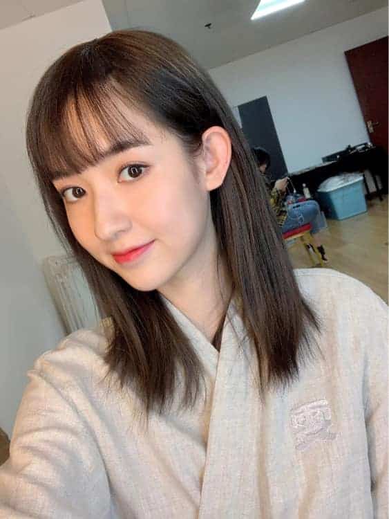 王玉雯新发型黑色长发刘海侧颜高清照片_4