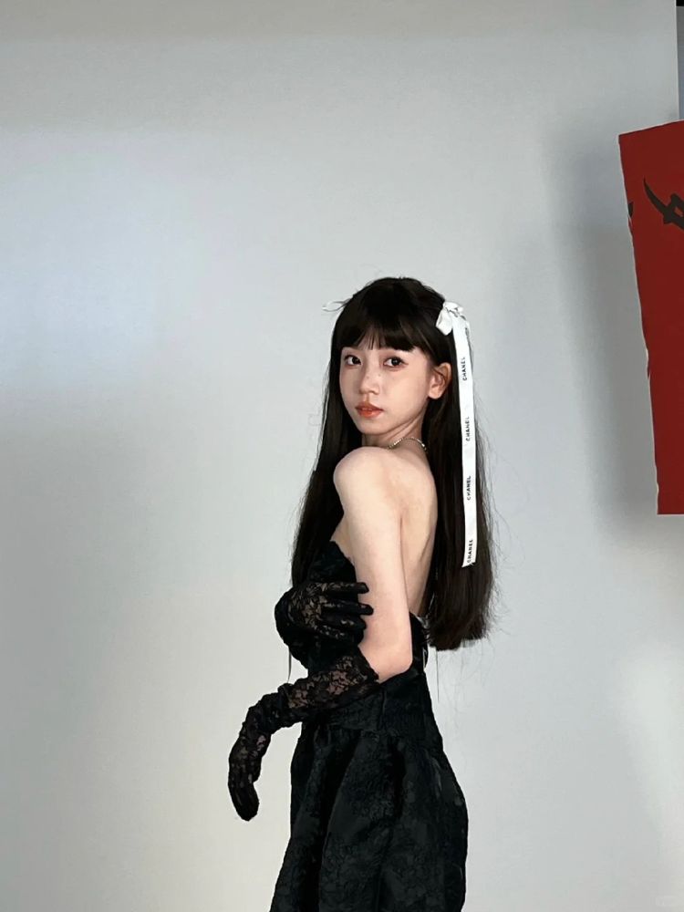 女性黑色蕾丝抹胸开叉短裙穿搭图片_1