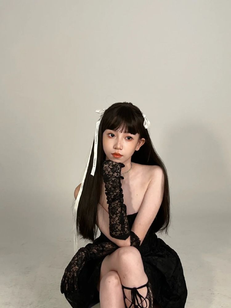 女性黑色蕾丝抹胸开叉短裙穿搭图片_3
