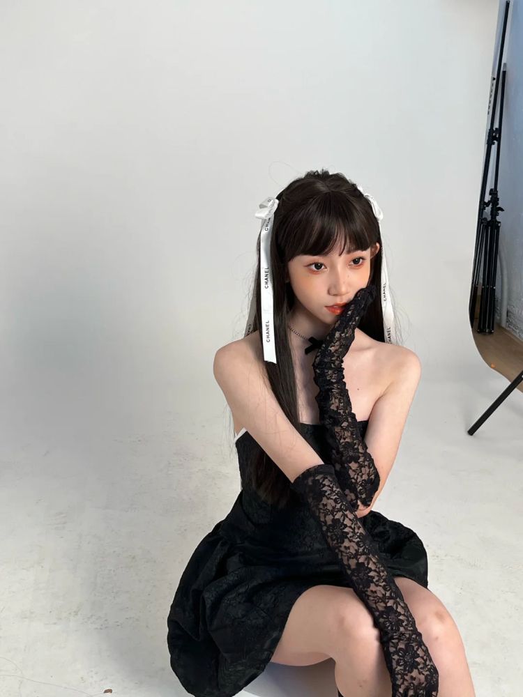 女性黑色蕾丝抹胸开叉短裙穿搭图片_4