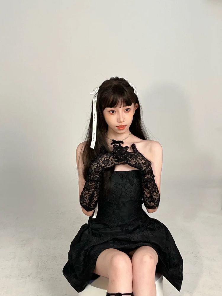 女性黑色蕾丝抹胸开叉短裙穿搭图片_5