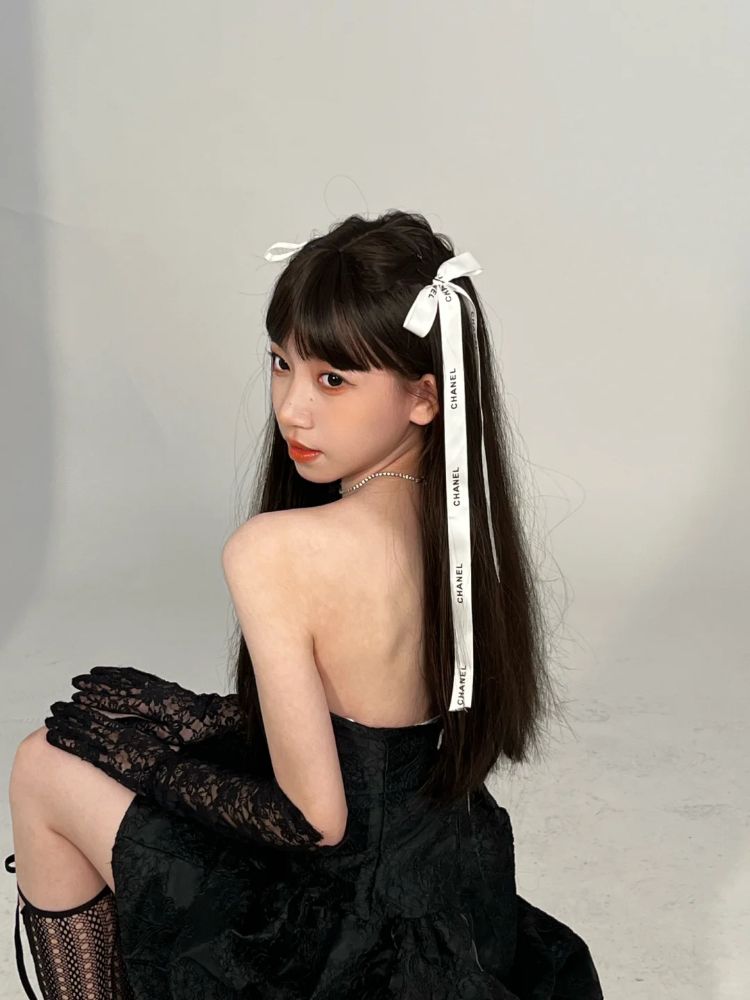 女性黑色蕾丝抹胸开叉短裙穿搭图片_6